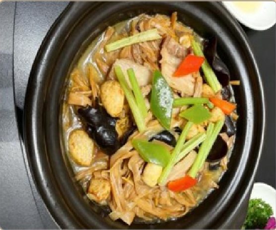 潮汕食府菜单菜品：S19 五花肉黄花菜煲 Pork Belly and Daylily Claypot